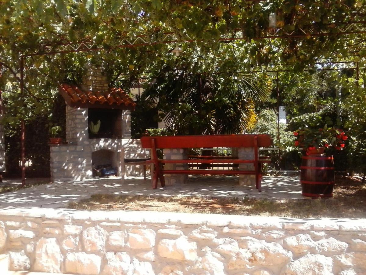 Apartman Sole Apartment Karigador Exterior photo